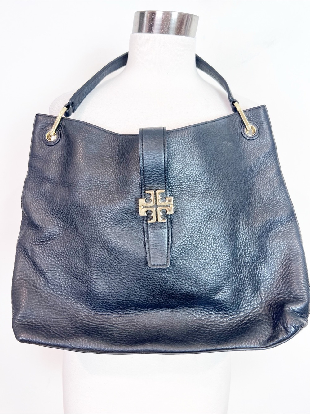 TORY BURCH BLACK PLAQUE PEBBLED LEATHER BUCKET HOBO PURSE MAGNETIC CLOSURE